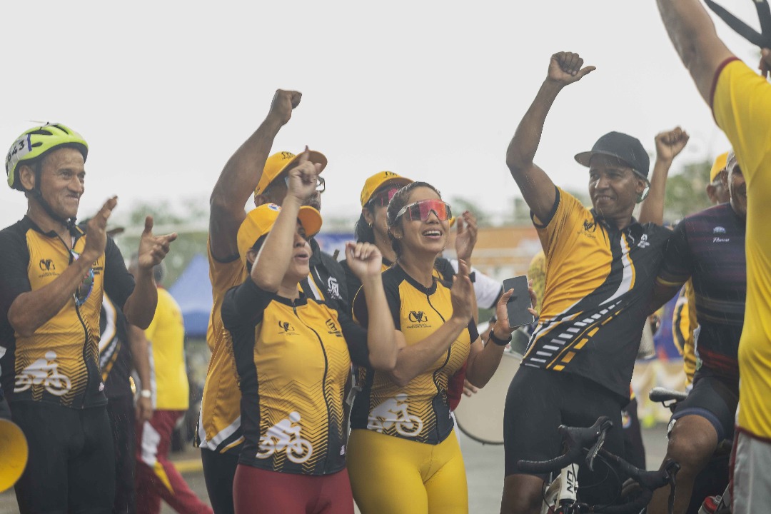 Ciclistas de Ferrominera celebran su actuación destacada al final de la fiesta que se celebró en dos ruedas