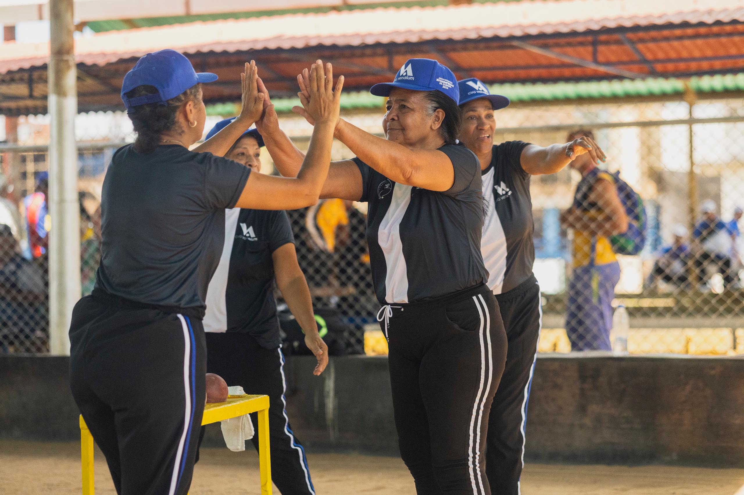 Delegaciones celebran alegremente en la disciplina de Bolas Criollas