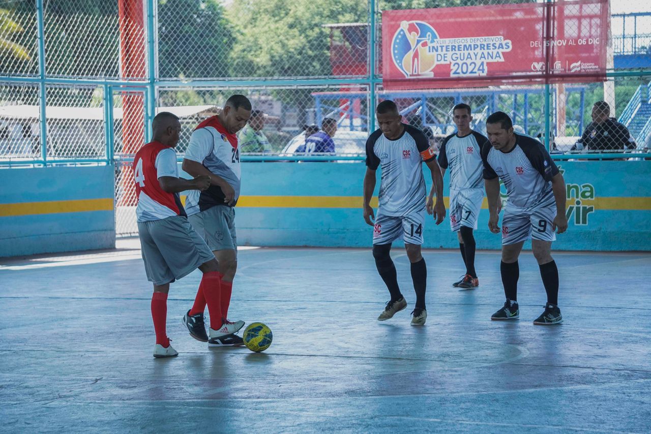 Atletas de las delegaciones disputan la disciplina del Fútbol de Salón